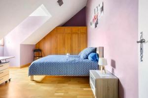 1 dormitorio con cama extragrande y cabecero de madera en Chez Maria chambre chez l'habitant, en Milly-la-Forêt