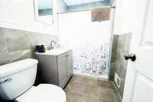 Koupelna v ubytování 4BR Niagara Getaway-Prime Location + 16 fotografií