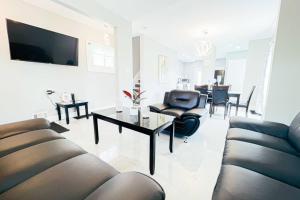 uma sala de estar com um sofá e uma mesa em The Ashland Manor 4BR em Niagara Falls