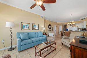 - un salon avec un canapé bleu et des chaises dans l'établissement Tidewater 401, à Orange Beach