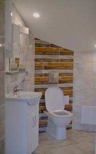 La salle de bains est pourvue de toilettes et d'un lavabo. dans l'établissement Apartments Panorama, à Veliko Tarnovo