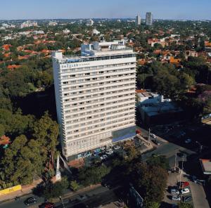 una vista aérea de un edificio blanco alto en Dazzler by Wyndham Asuncion, en Asunción