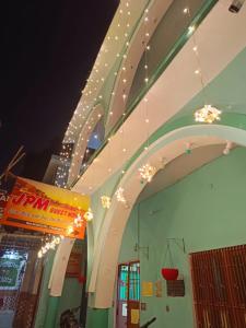 - un bâtiment avec des lumières suspendues au plafond dans l'établissement JPM Hostel, à Varanasi