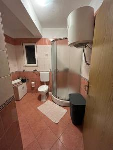 y baño con ducha, aseo y lavamanos. en Apartments Dalmatia, en Kaštela
