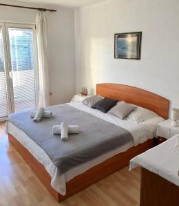 1 dormitorio con 1 cama grande y 2 toallas. en Apartments Dalmatia, en Kaštela