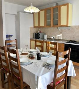 cocina con mesa y mantel blanco en Apartments Dalmatia, en Kaštela