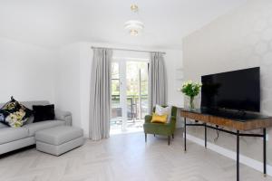 a living room with a television and a couch at Farnborough central in Farnborough