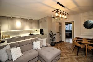 a living room with a couch and a table at Apartament Kaszmirowy in Sławno