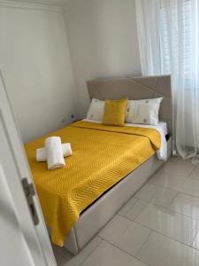 - une chambre avec un lit doté de draps et d'oreillers jaunes dans l'établissement Família Joaquim, à Lisbonne