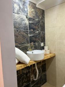 La salle de bains est pourvue d'un lavabo sur un comptoir en bois. dans l'établissement Família Joaquim, à Lisbonne