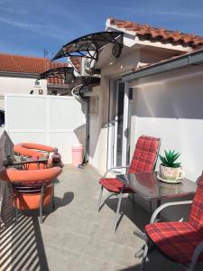 eine Terrasse mit einem Tisch und Stühlen auf dem Balkon in der Unterkunft Villa Marica in Trogir