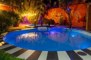 a large blue swimming pool in a yard at night at Sol de Media Noche Jalisco in Sayula