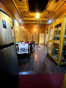 - une salle à manger avec une table et des chaises dans l'établissement The Wooden Lodge, à Nainital
