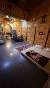 Un dormitorio con una cama y una mesa. en The Wooden Lodge en Nainital