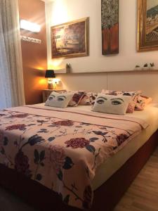 1 Schlafzimmer mit einem Bett mit Blumenbettdecke in der Unterkunft Villa Marica in Trogir
