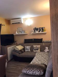 ein Wohnzimmer mit einem Sofa in einem Zimmer in der Unterkunft Villa Marica in Trogir