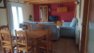 Una cocina y una sala de estar con una mesa y un sofá. en Casa La Catalina, en Beceite 16 fotos más