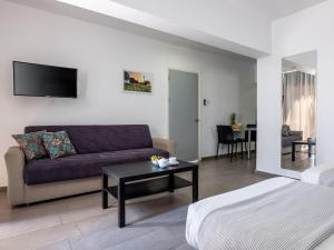 uma sala de estar com um sofá e uma mesa em Rio Gardens Aparthotel em Agia Napa