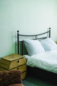 un dormitorio con una cama con una maleta al lado en Garni Nature Villa en Garni