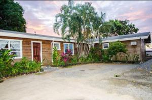 Gallery image of Pirate's den Den Hotel in Sandy Bay