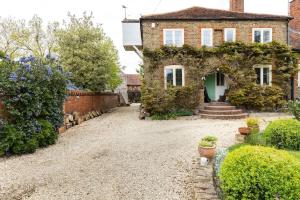 an old brick house with a gravel yard at Luxury Apartment, The Barn, Cookham in Cookham