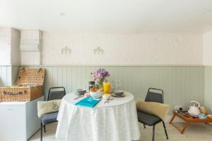 una mesa con un mantel blanco en ella en una cocina en Luxury Apartment, The Barn, Cookham, en Cookham