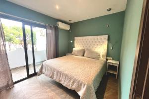 sypialnia z łóżkiem i dużym oknem w obiekcie Mijas Costa - Beachside Apartment-B w mieście Mijas Costa +37 zdjęć