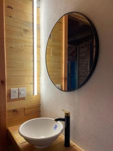 een badkamer met een wastafel en een spiegel bij CABAÑA LOS AZUFRES 