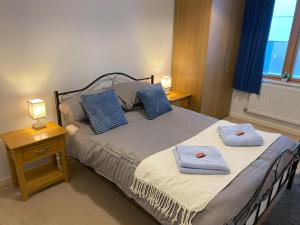 um quarto com uma cama com toalhas em May Disc - Long Stay - Contractors em Bristol