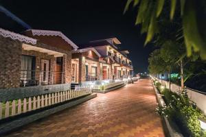 Una fila de casas en una calle por la noche en Bombay Beach Resort, en Mandarmani