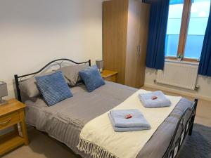 um quarto com uma cama com toalhas em May Disc - Long Stay - Contractors em Bristol