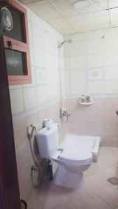 a bathroom with a toilet and a shower at لايجار ٢ غرفه وصاله باقاسميه الشارقه in Sharjah