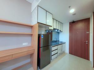 Il comprend une petite cuisine avec un réfrigérateur et une porte. dans l'établissement TARA Studio Nagoya, à Nagoya
