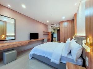 - une chambre avec un grand lit et une télévision à écran plat dans l'établissement TARA Studio Nagoya, à Nagoya