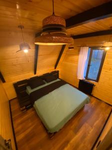 連科蘭的住宿－Ashla A-Frame Lenkaran，小屋内床的顶部景致