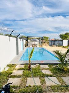 una piscina in mezzo a un cortile di Legae garden home a Gaborone