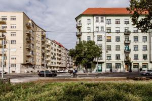 ulica miejska z budynkami i samochodami na drodze w obiekcie Luxurious Danubeside Apartment for 4 w Budapeszcie