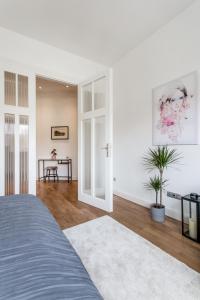 um quarto branco com uma cama e uma mesa em Luxurious Danubeside Apartment for 4 em Budapeste