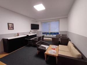 a room with chairs and a table and a tv at Einzelzimmer mit Bad 14 in Meine