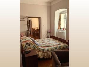 Una cama o camas en una habitación de zámek Nemilkov