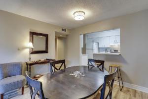 een eetkamer met een tafel en stoelen en een keuken bij 8C Xanadu 3 BR Forest Beach in Hilton Head Island