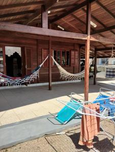 ゴヴェルナドール・セウソ・ラーモスにあるVenha ser felizの建物前のハンモック2つ