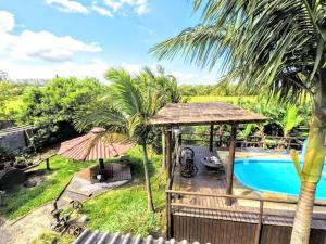 a villa with a swimming pool and a resort at Piscina, Sinuca e quartos com Ar condicionado Experiencia deliciosa em familia ou amigos in Araranguá