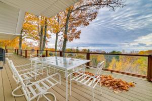 Balkón nebo terasa v ubytování Deck and Views Beautiful Michigan Home