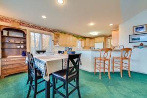 una cucina con tavolo, sedie e bancone di Pet-Friendly Michigan Home with Deck and Views! a Harbor Springs