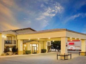 金曼Silver Queen Inn的大型黄色建筑,