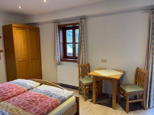 A bed or beds in a room at Gästezimmer Peterbauer