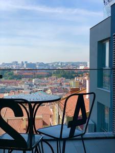 リスボンにあるCasa da Penhaの景色を望むバルコニー(テーブル、椅子付)