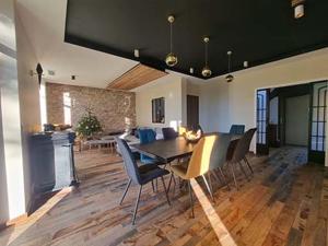 ein großes Wohnzimmer mit einem Tisch und Stühlen in der Unterkunft Vacances en Famille ou entre Amis in Saint-Raphaël