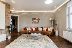 een woonkamer met een bank en een tafel bij Luxurious Danubeside Apartment for 6 in Boedapest